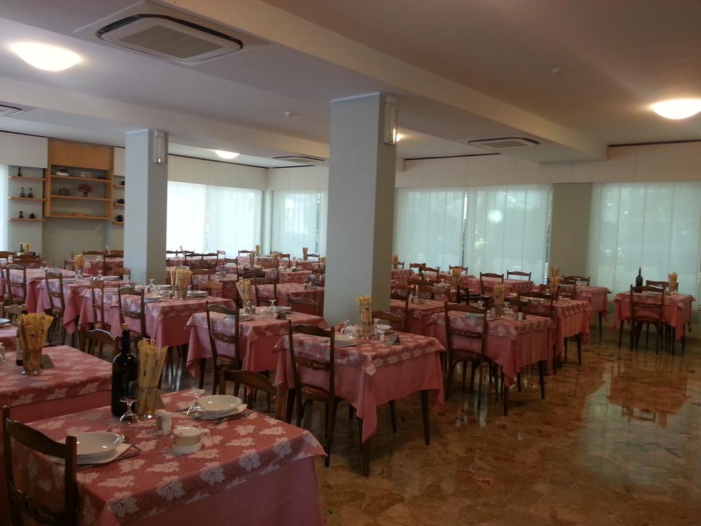 Hotel Irene Riccione Exteriör bild